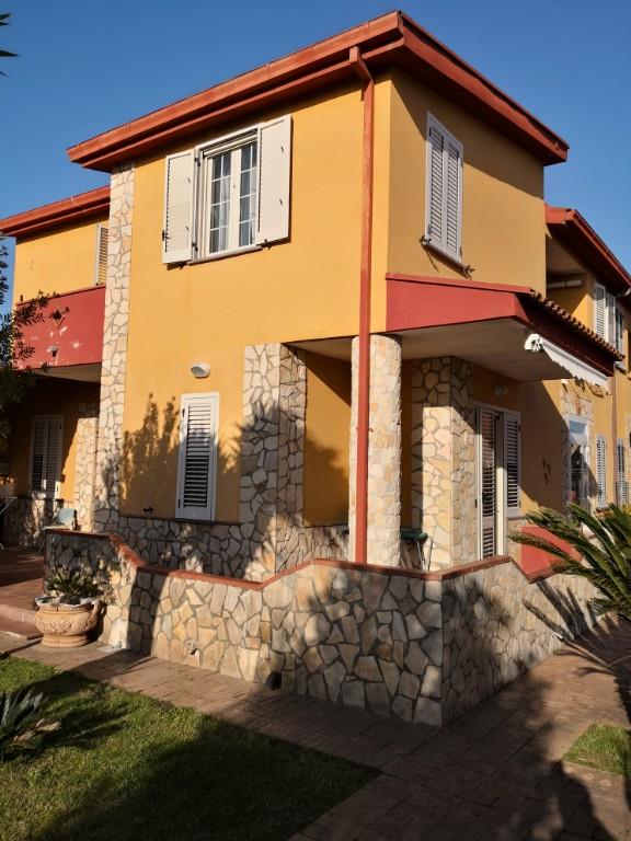 casa indipendente in vendita a Francolise in zona Sant'Andrea del Pizzone