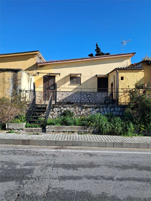 casa indipendente in vendita a Francolise in zona Ciamprisco