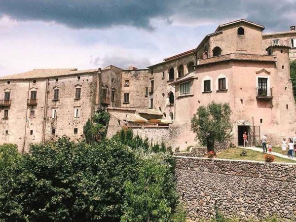 intera palazzina in vendita a Galluccio in zona San Clemente