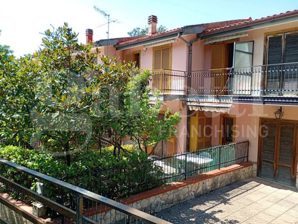 casa indipendente in vendita a Galluccio in zona San Clemente