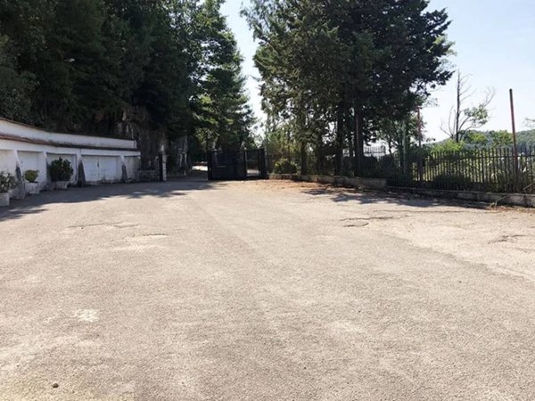 negozio in vendita a Liberi