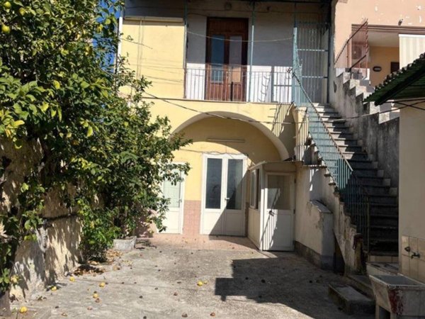 intera palazzina in vendita a Lusciano
