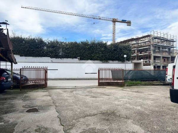 locale di sgombero in vendita a Lusciano