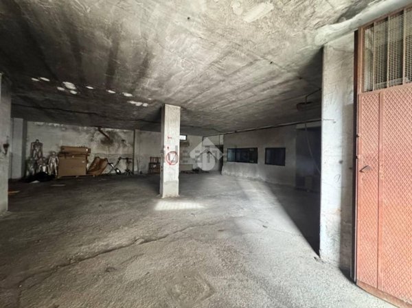 locale di sgombero in vendita a Lusciano