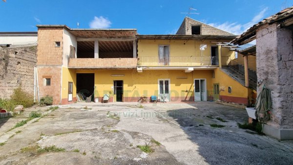 casa indipendente in vendita a Macerata Campania