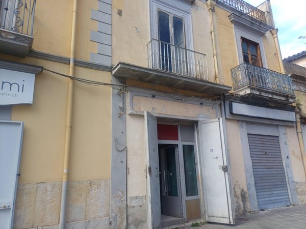 locale commerciale in vendita a Maddaloni