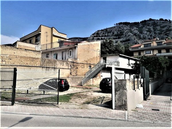 locale commerciale in vendita a Maddaloni