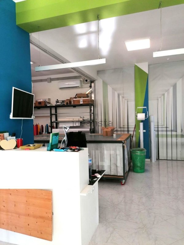 locale commerciale in vendita a Maddaloni