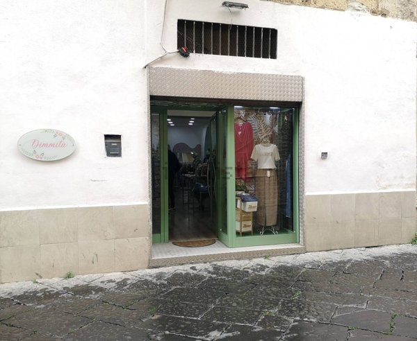 locale commerciale in vendita a Maddaloni