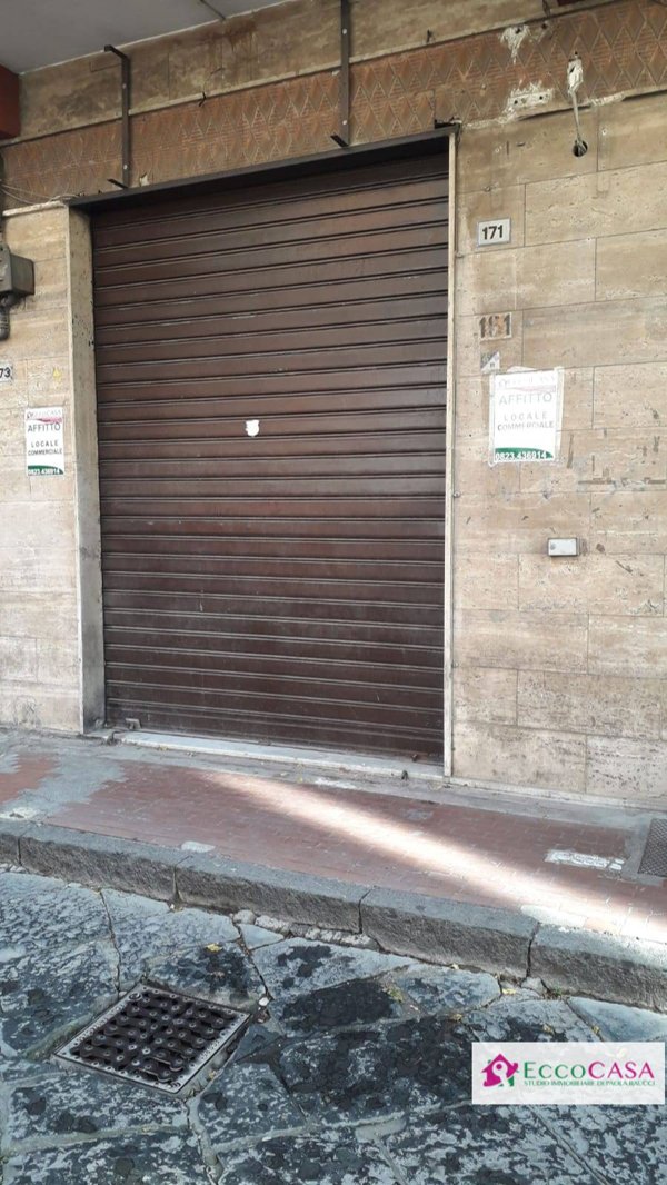 locale commerciale in vendita a Maddaloni