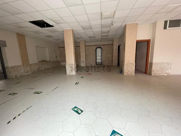 locale commerciale in vendita a Maddaloni