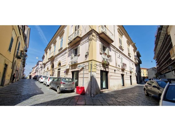 locale commerciale in vendita a Maddaloni