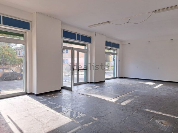 locale commerciale in vendita a Maddaloni