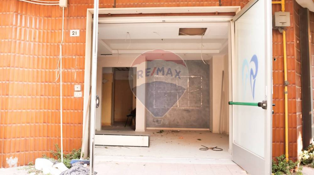 locale commerciale in vendita a Maddaloni