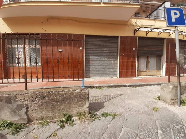 locale commerciale in vendita a Maddaloni