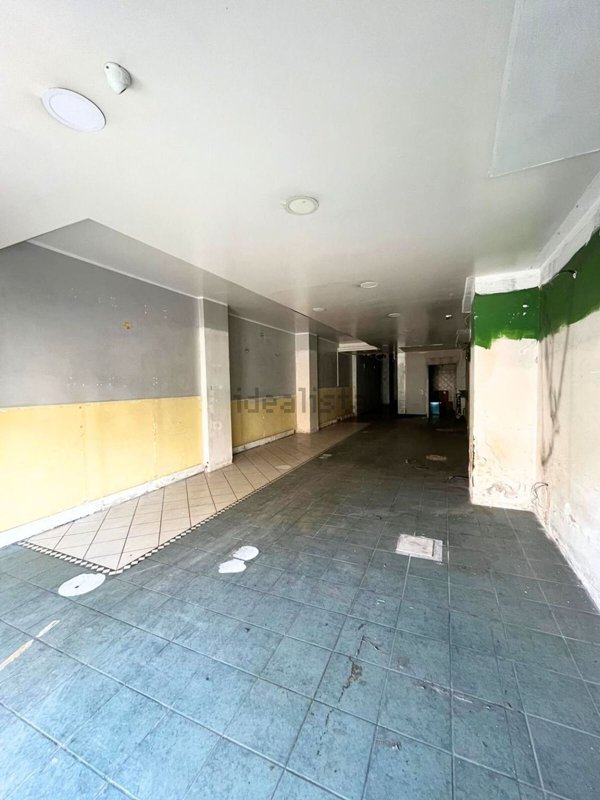 locale commerciale in vendita a Maddaloni