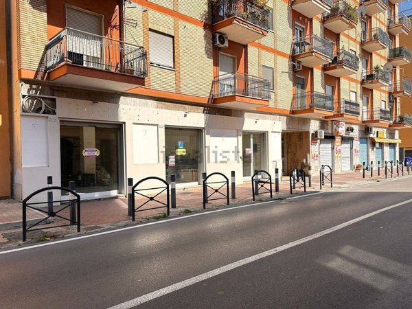 locale commerciale in vendita a Maddaloni