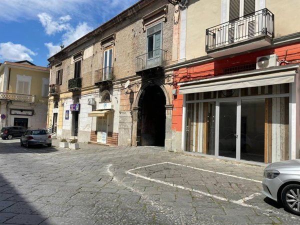 locale commerciale in vendita a Maddaloni