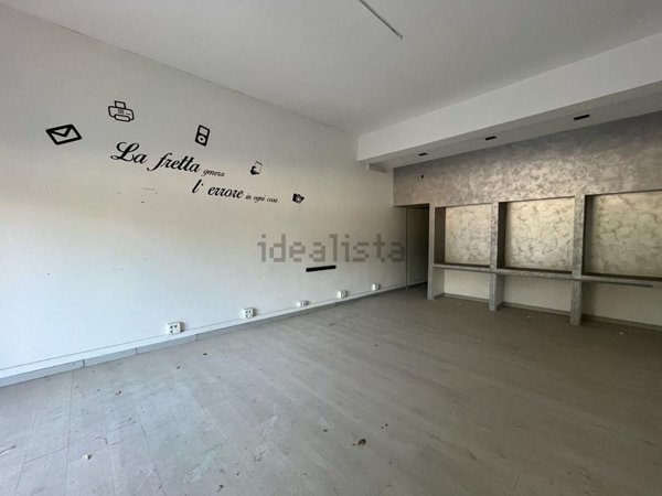 locale commerciale in vendita a Maddaloni