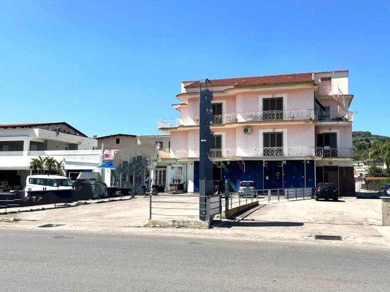 intera palazzina in vendita a Maddaloni in zona Montedecoro