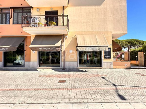 locale commerciale in vendita a Maddaloni in zona Lamia