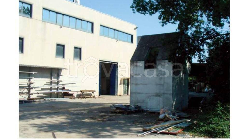 locale commerciale in vendita a Marcianise