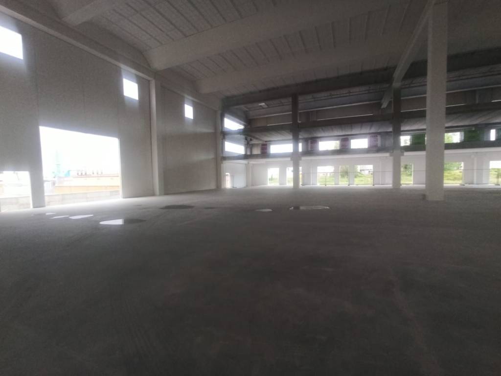 locale commerciale in vendita a Marcianise