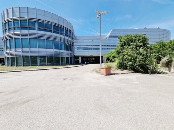 locale commerciale in vendita a Marcianise