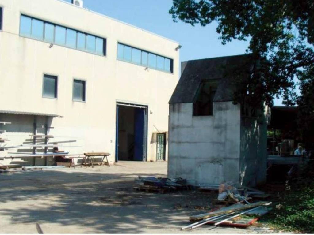 locale commerciale in vendita a Marcianise