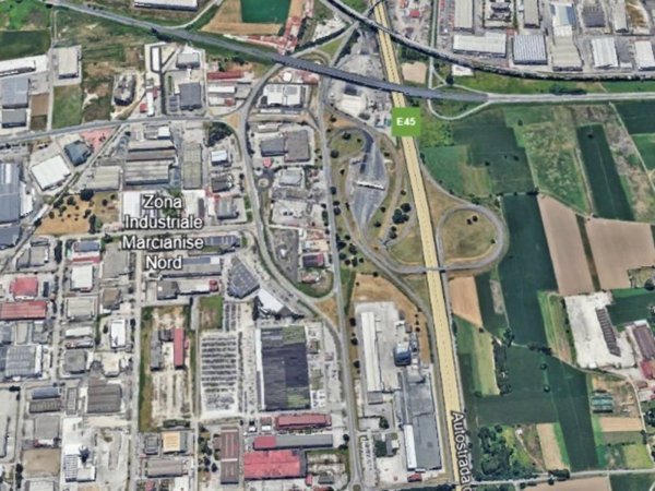 locale commerciale in vendita a Marcianise