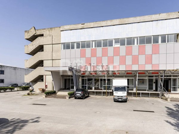 locale commerciale in vendita a Marcianise
