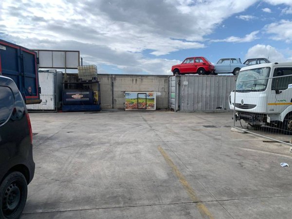 locale commerciale in vendita a Marcianise