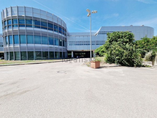 locale commerciale in vendita a Marcianise