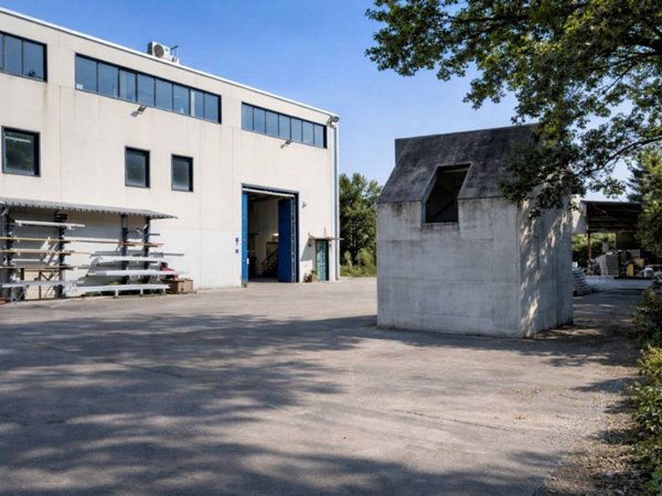 locale commerciale in vendita a Marcianise