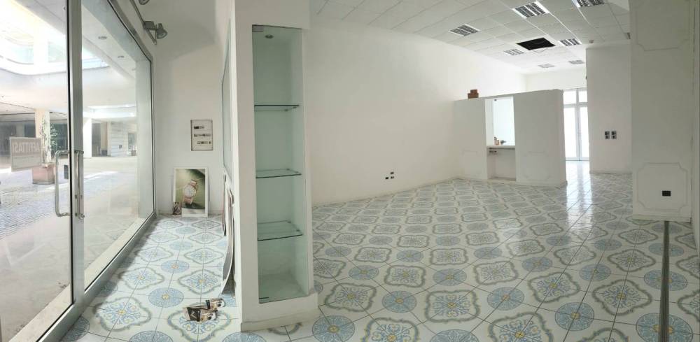 locale commerciale in vendita a Marcianise