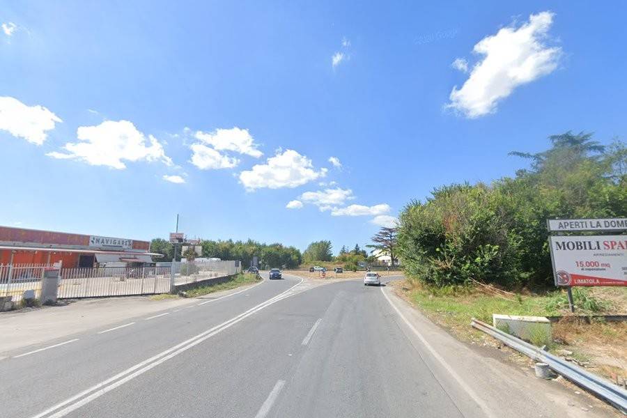 locale commerciale in vendita a Marcianise