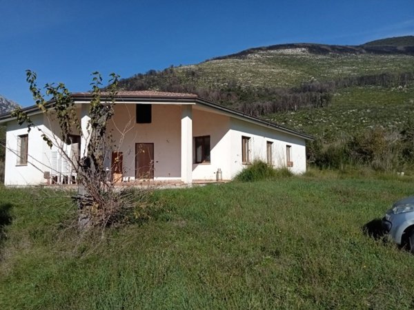 casa indipendente in vendita a Mignano Monte Lungo in zona Caspoli