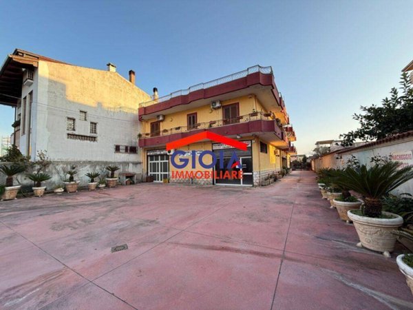locale commerciale in vendita a Mondragone