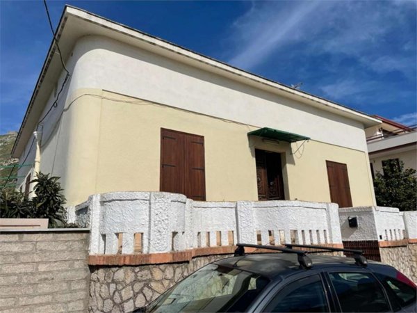 casa indipendente in vendita a Mondragone