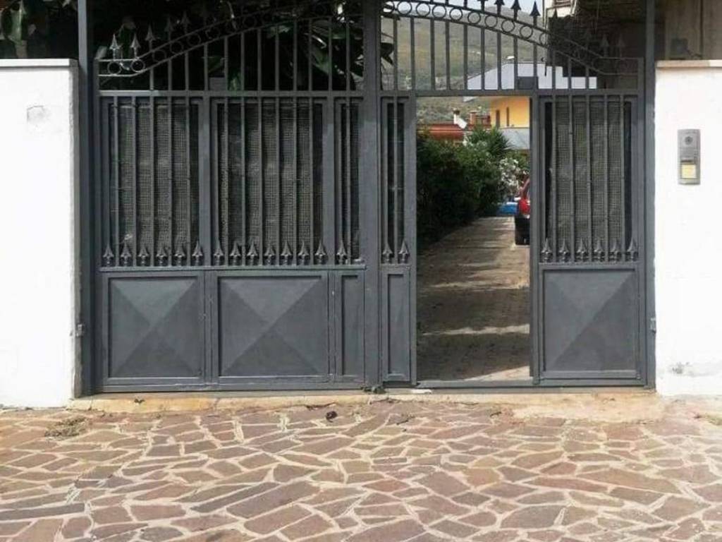 casa indipendente in vendita a Mondragone