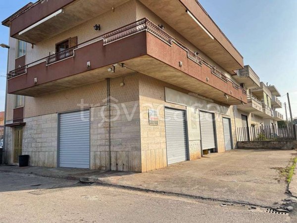 locale commerciale in vendita a Mondragone