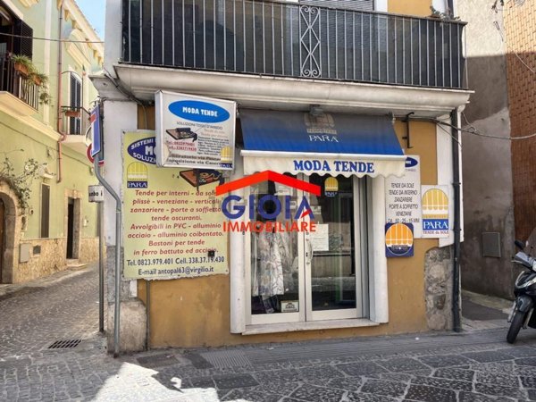 locale commerciale in vendita a Mondragone