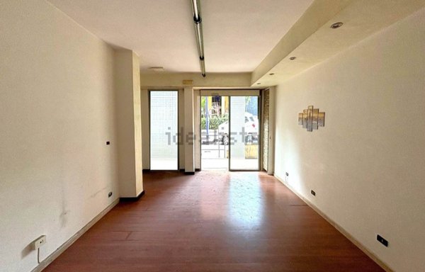 locale commerciale in vendita a Mondragone