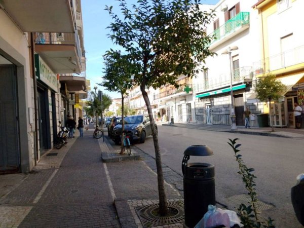 negozio in vendita a Mondragone