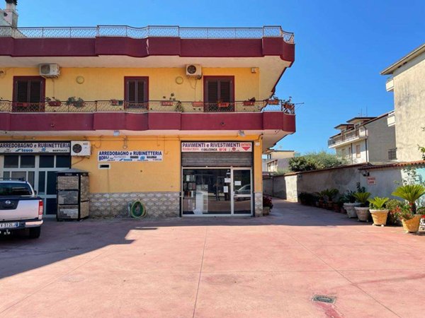 negozio in vendita a Mondragone