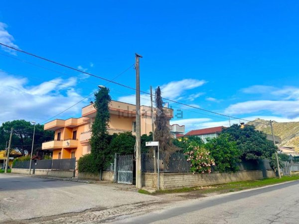 casa indipendente in vendita a Mondragone