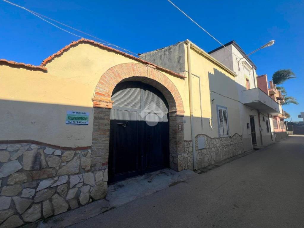 casa indipendente in vendita a Mondragone