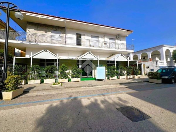 locale commerciale in vendita a Mondragone