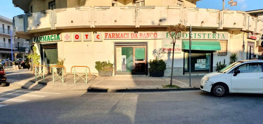 locale commerciale in vendita a Mondragone
