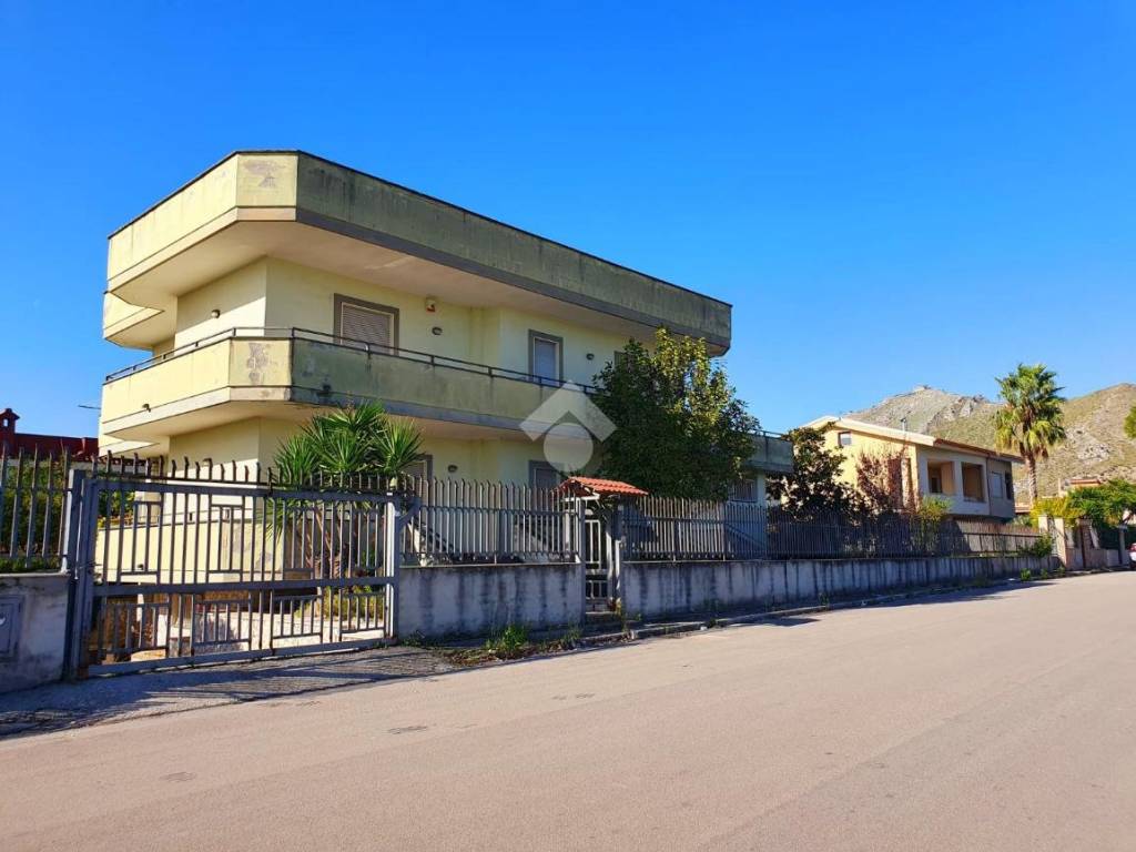 casa indipendente in vendita a Mondragone